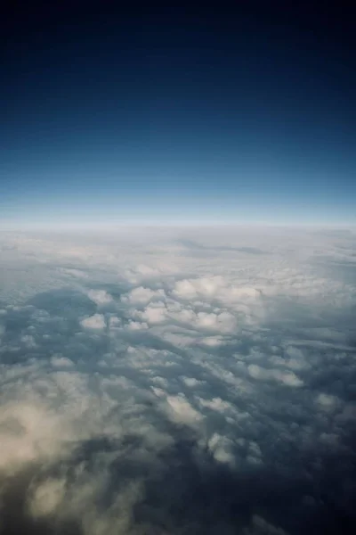 Pionowe Ujęcie Białych Puszystych Chmur Niebie — Zdjęcie stockowe