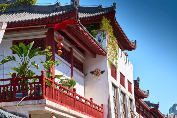 Zewnątrz Wysokiej Tradycyjnej Chińskiej Architektury Fasady Świątyni Czerwonymi Ścianami Pod — Zdjęcie stockowe