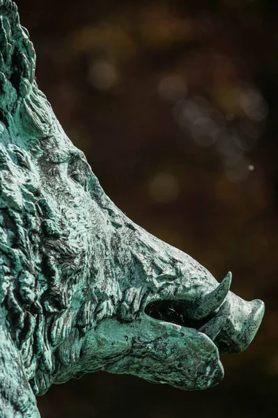 Eine Großaufnahme Einer Statue Eines Wildschweins — Stockfoto