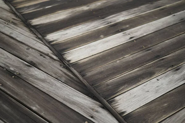 Zbliżenie Tekstury Starego Mokrego Drewnianego Doku Białymi Wzorami Ciągu Dnia — Zdjęcie stockowe