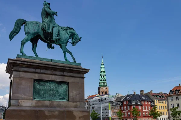 デンマーク コペンハーゲンの青空を背景に撮影されたフレデリク7世乗馬記念碑 — ストック写真