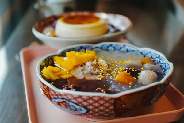 美しいボウルに食欲をそそる中国のデザート トレイに配置 — ストック写真