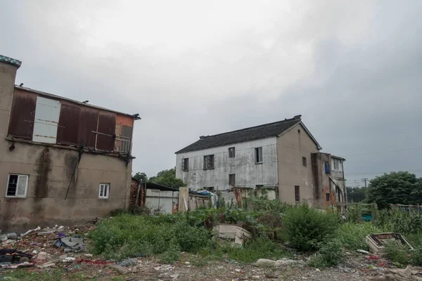 Venkovská Oblast Plná Odpadků Zničených Budov Povodni Pod Ponurým Nebem — Stock fotografie