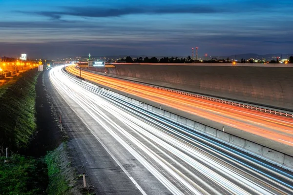 Autopista Ocupada Schwechat Con Iluminación Brillante Austria —  Fotos de Stock