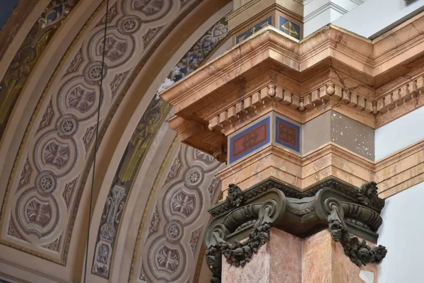 Eine Nahaufnahme Des Bogens Eines Antiken Gebäudes Mit Dekorativen Mustern — Stockfoto