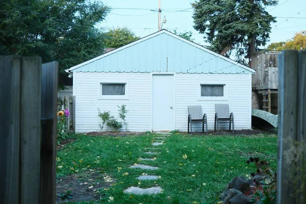 緑に囲まれた白い小屋 — ストック写真