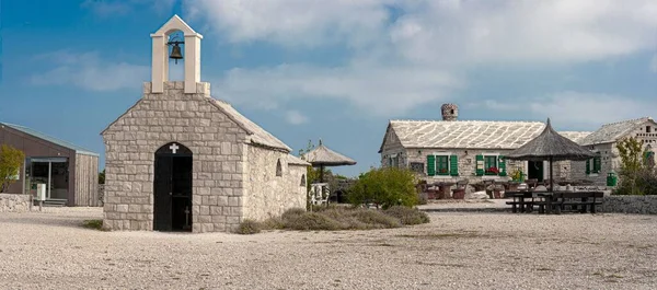 Часовня Каменные Дома Смотровой Площадке Каменяк Видом Озеро Врана Хорватии — стоковое фото