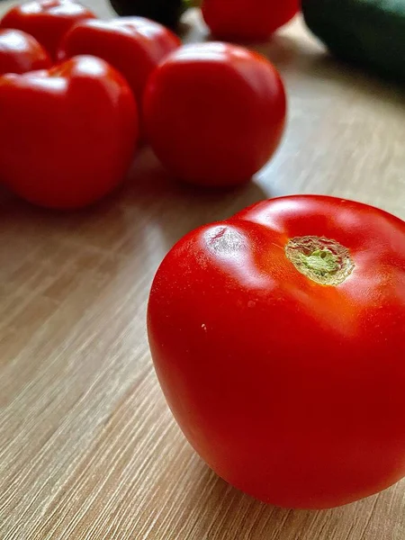 Een Verticaal Shot Van Verse Rode Tomaten Een Houten Tafel — Stockfoto