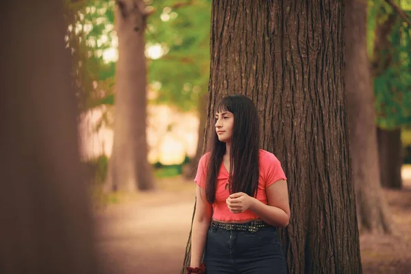 Bild Vacker Ung Kvinna Som Står Bakom Ett Träd Skog — Stockfoto