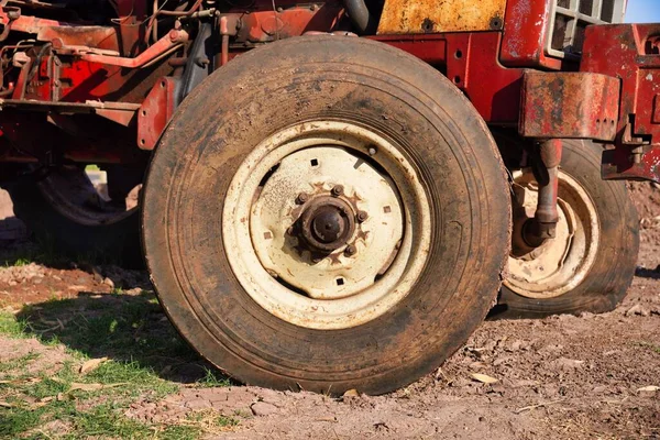 旧牵引车轮胎的特写侧视图 — 图库照片
