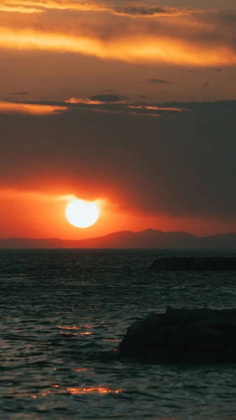 Вертикаль Светящегося Солнца Небе Заката Над Морским Побережьем Далмации Золотой — стоковое фото