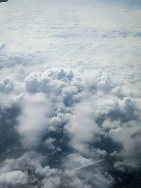 Plano Vertical Nubes Blancas Hinchadas Cielo Desde Arriba — Foto de Stock