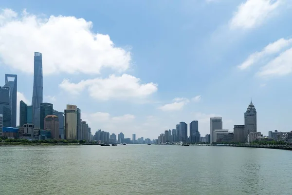 Rivière Huangpu Avec Des Bâtiments Ville Sur Fond Ciel Bleu — Photo