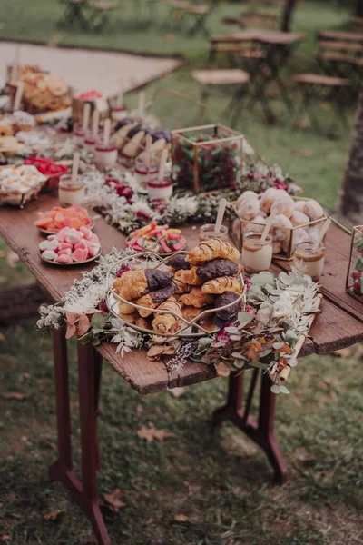 Vertical Closeup Festive Table Outdoors Park Sweets Flowers — Stock Photo, Image