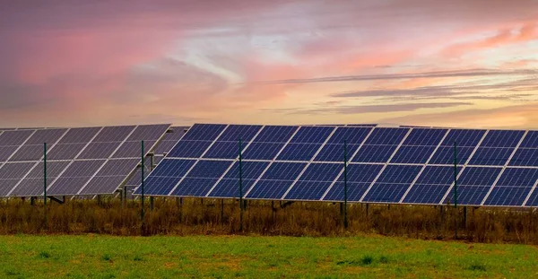Painéis Solares Campo Pôr Sol Conceito Recursos Sustentáveis — Fotografia de Stock
