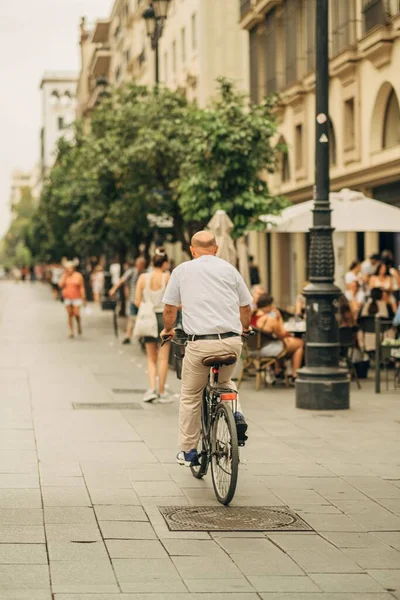 Plan Vertical Homme Faisant Vélo Dans Rue Séville Espagne — Photo