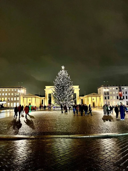 Brandenburger Tor Zimą Berlin Jest Zawsze Wart Podróży Lampkami Świątecznymi — Zdjęcie stockowe