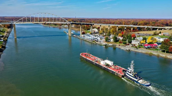 背後に橋のある川の中の船の空中風景 — ストック写真