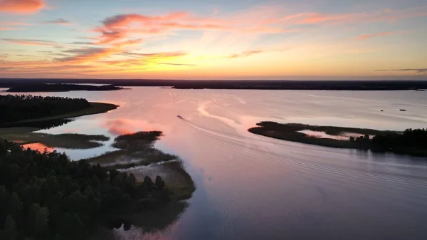 Hipnotyzujący Widok Łódki Pędzącej Usma Jeziorze Podczas Zachodu Słońca — Zdjęcie stockowe