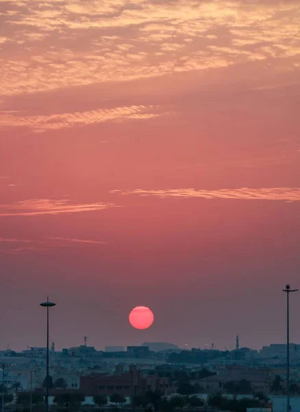 Tiro Vertical Pôr Sol Pitoresco Sobre Bela Cidade Doha Qatar — Fotografia de Stock