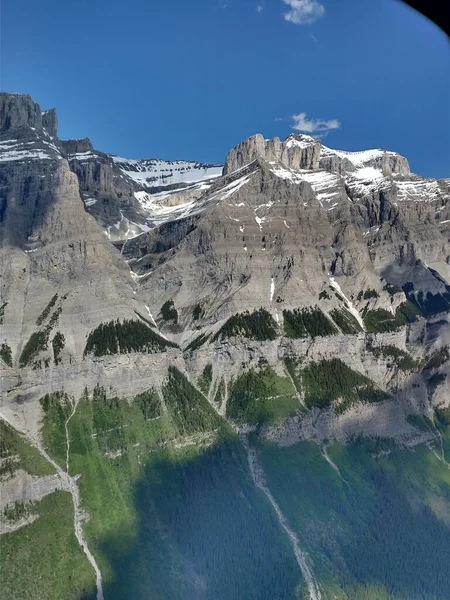 Plano Vertical Del Pico Ling Bajo Cielo Azul Alberta Canadá — Foto de Stock