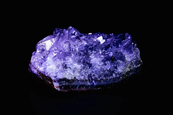 在黑色背景上隔离的紫色紫水晶钻石矿的特写镜头 — 图库照片