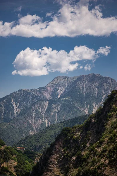 Μια Κάθετη Εικόνα Πράσινων Καλυμμένων Βουνών Όμορφο Ουρανό Κατά Διάρκεια — Φωτογραφία Αρχείου