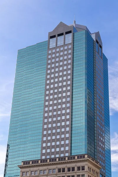 カンザスシティのダウンタウンにあるタウンパビリオン超高層ビルの垂直低角度青空に対する — ストック写真