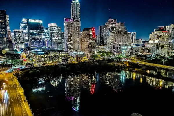 得克萨斯州奥斯汀市夜景明亮的街道和建筑物构成的城市景观 — 图库照片