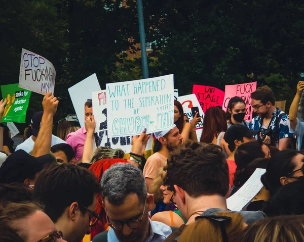 在美国纽约市的街道上抗议堕胎的人群 — 图库照片