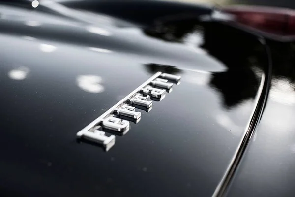 Ένα Κοντινό Πλάνο Του Λογότυπου Ενός Αυτοκινήτου Ferrari — Φωτογραφία Αρχείου