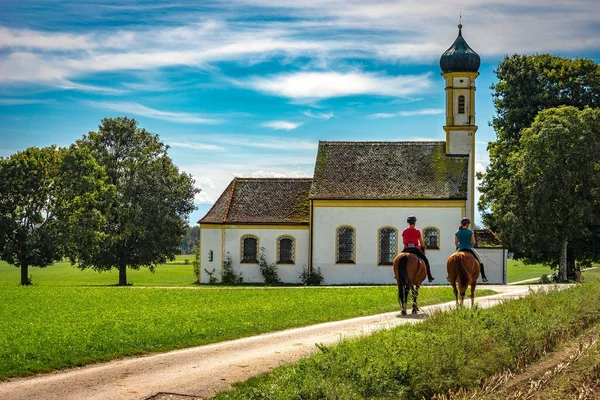 Zwei Reiter Reiten Zur Johann Kapelle Raisting — Stockfoto