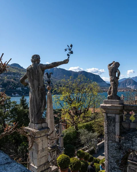 Schöne Statuen Und Skulpturen Schmücken Den Garten Des Palazzo Borromeo — Stockfoto