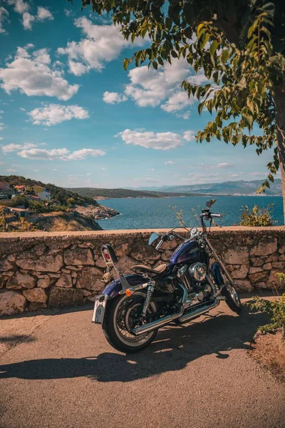 크로아티아에서 바다를 내려다보는 아름다운 경치를 데이비드슨 오토바이 — 스톡 사진