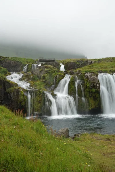 Una Hermosa Escena Cascada Kirkjufellsfoss Con Hierba Verde Día Nublado —  Fotos de Stock