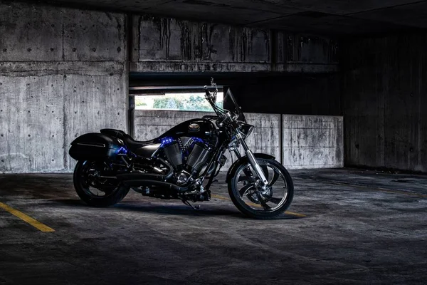 Uma Elegante Negra Vitória Motocicleta Estacionada Garagem — Fotografia de Stock