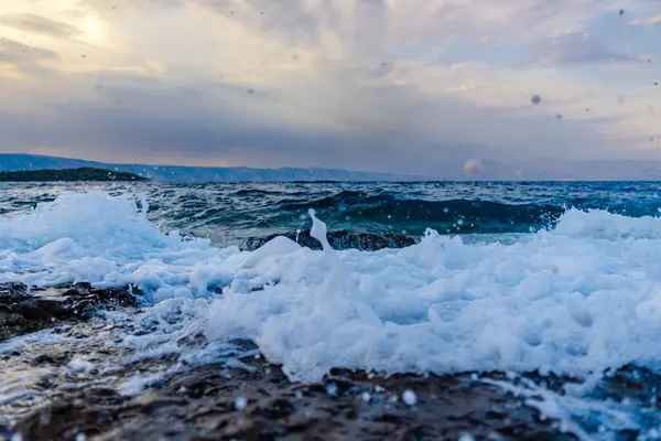 夕暮れ時に海岸に打ち寄せる波の風景 — ストック写真