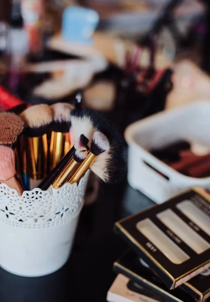 Närbild Skott Plastskål Med Olika Makeup Borstar Bordet Med Makeup — Stockfoto