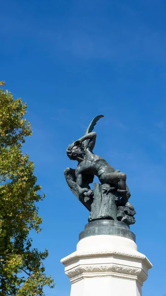 Pionowe Ujęcie Niskiego Kąta Posągu Upadłego Anioła Retiro Park Madryt — Zdjęcie stockowe
