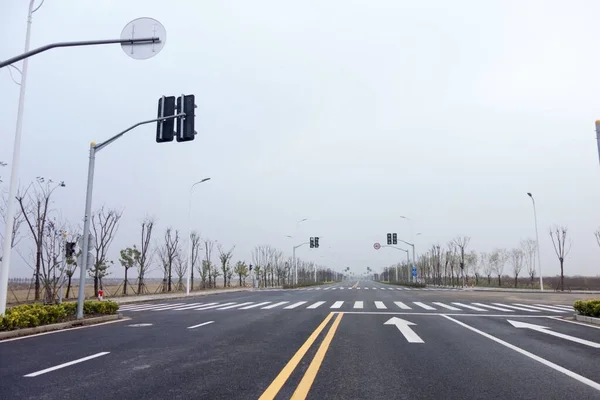 Empty Road Traffic Lights Crosswalks Background Sky — Stock Photo, Image