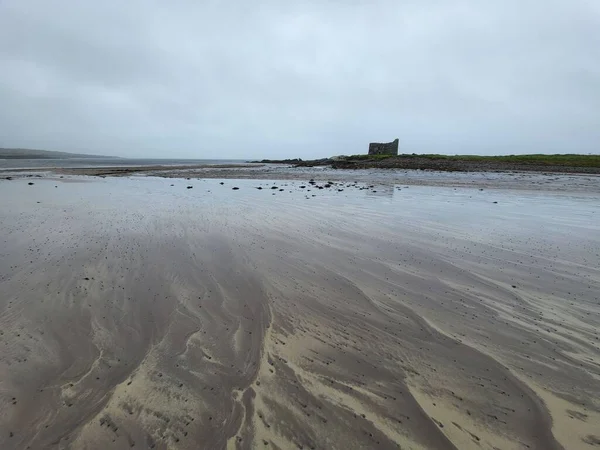 Widok Dzienny Piaszczystej Plaży Formacjami Skalnymi Tle Pochmurny Dzień — Zdjęcie stockowe