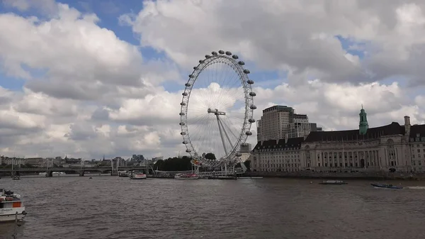 伦敦的大眼睛 乌云密布的蓝天 — 图库照片