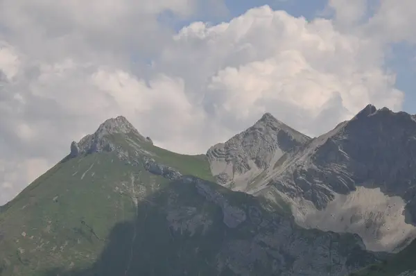 Мальовничий Вид Скелясті Вершини Зелених Гір Під Хмарним Небом Сонячний — стокове фото