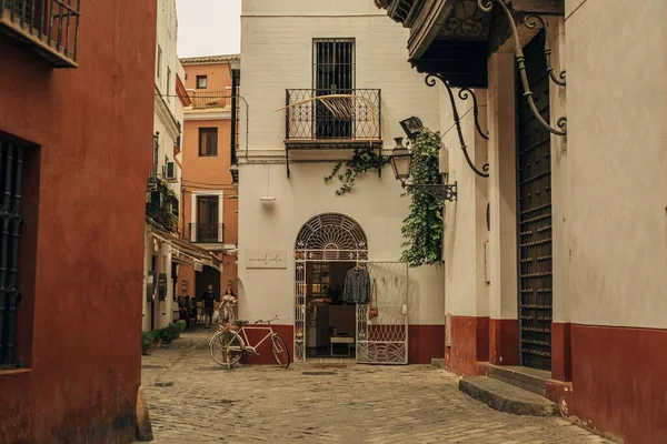 Egy Festői Kép Egy Szűk Utcáról Egy Régi Városban Sevillában — Stock Fotó