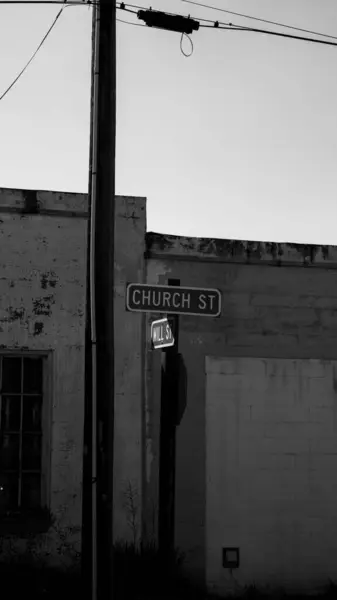 街道标志的垂直灰度 Church 指示旧楼附近的方向 — 图库照片