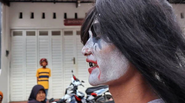 Close Uma Pessoa Com Uma Maquiagem Assustadora Durante Festival Rua — Fotografia de Stock