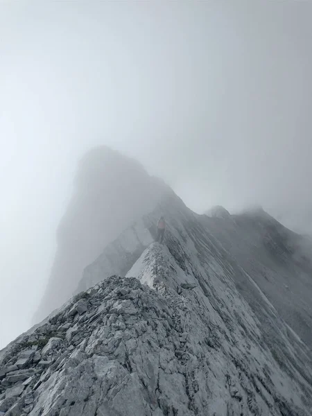 Μια Κάθετη Λήψη Του Όρους Fable Καλύπτονται Ομίχλη Στο Canmore — Φωτογραφία Αρχείου