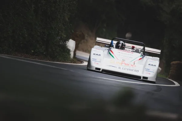 一辆白色轿车 在意大利皮萨罗举行的意大利锦标赛的上坡速度赛中安装的 — 图库照片