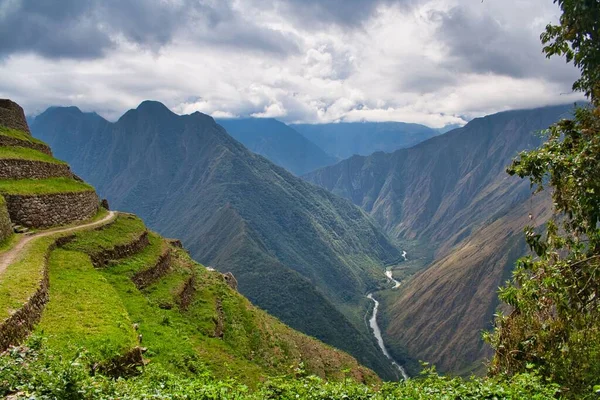 ペルーのインカ トレイルの山頂の空中写真 緑に覆われた植物 底の細い湖 — ストック写真