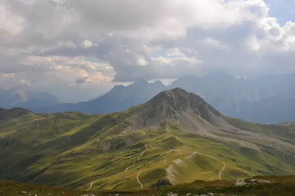 Krásná Krajina Velkých Hor Alpách Itálii Pod Zataženou Oblohou Během — Stock fotografie